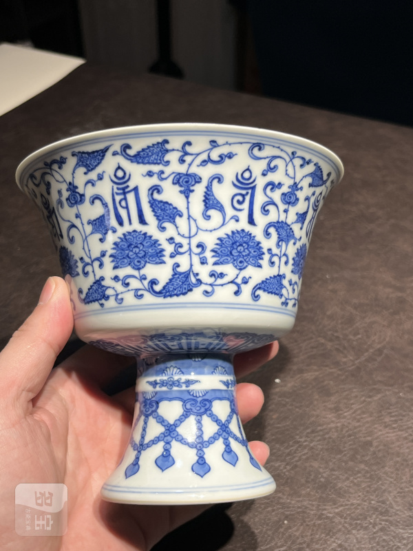 清乾隆 青花缠枝莲托八宝纹高足杯 - 图16